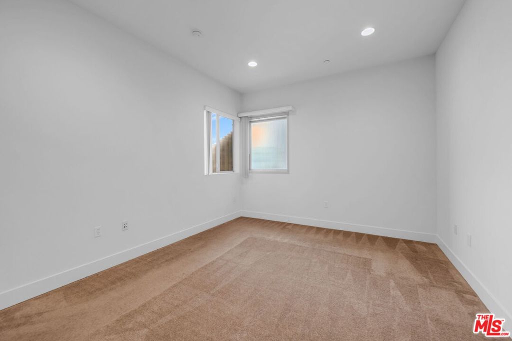 4211 REDWOOD Avenue 304