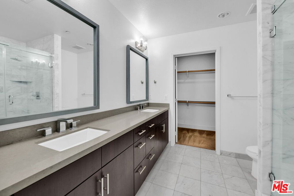 4211 REDWOOD Avenue 304