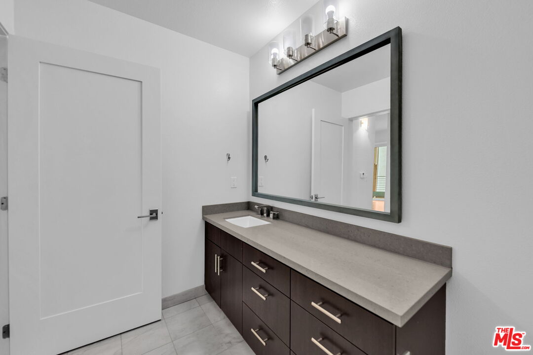 4211 REDWOOD AVE Unit: 304
