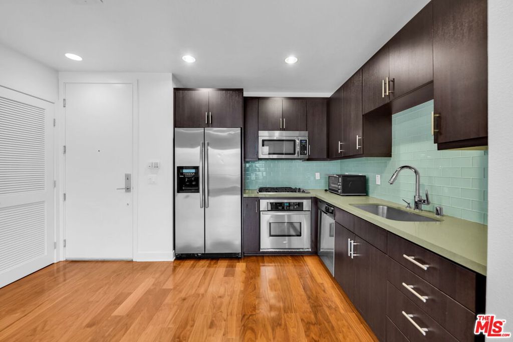 4211 REDWOOD Avenue 304