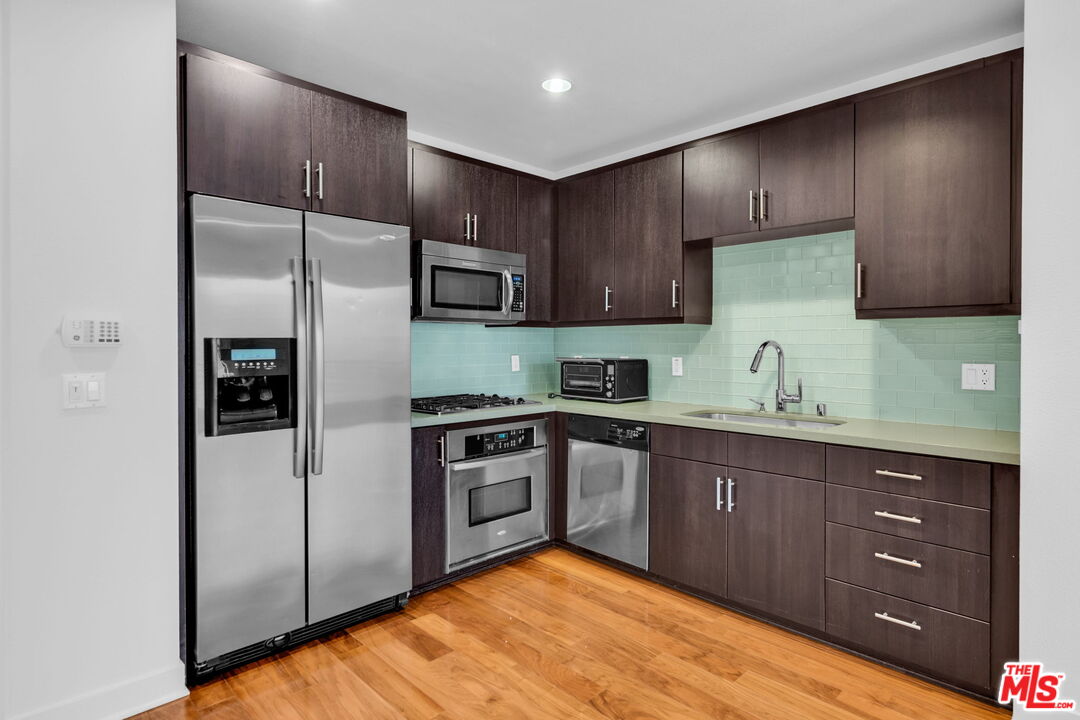 4211 REDWOOD AVE Unit: 304