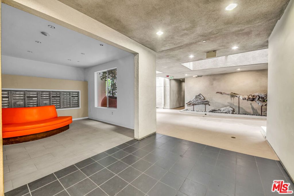 4211 REDWOOD Avenue 304