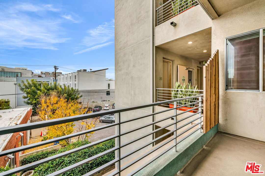 4211 REDWOOD AVE Unit: 304
