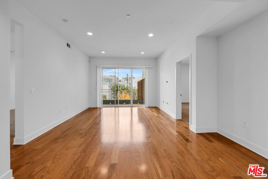 4211 REDWOOD AVE Unit: 304