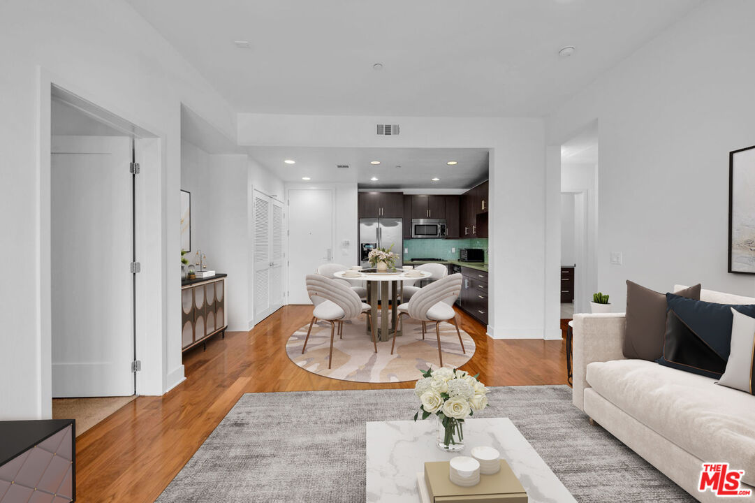 4211 REDWOOD AVE Unit: 304