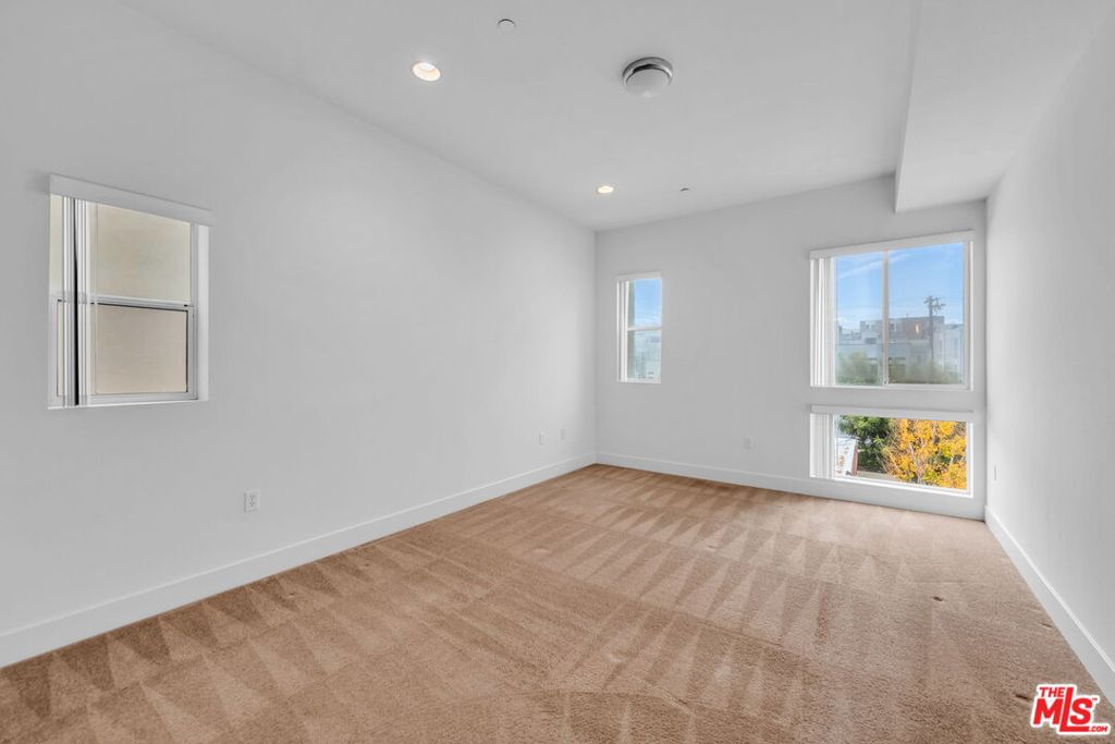 4211 REDWOOD Avenue 304