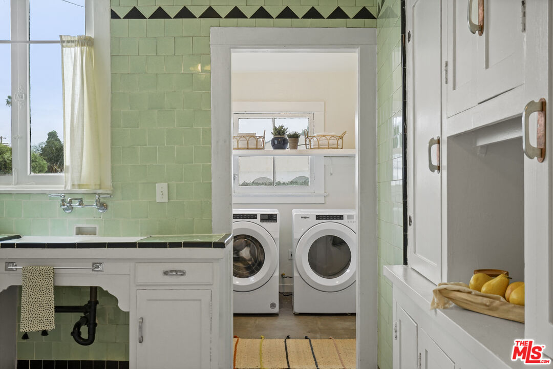 2043 W 41st Dr