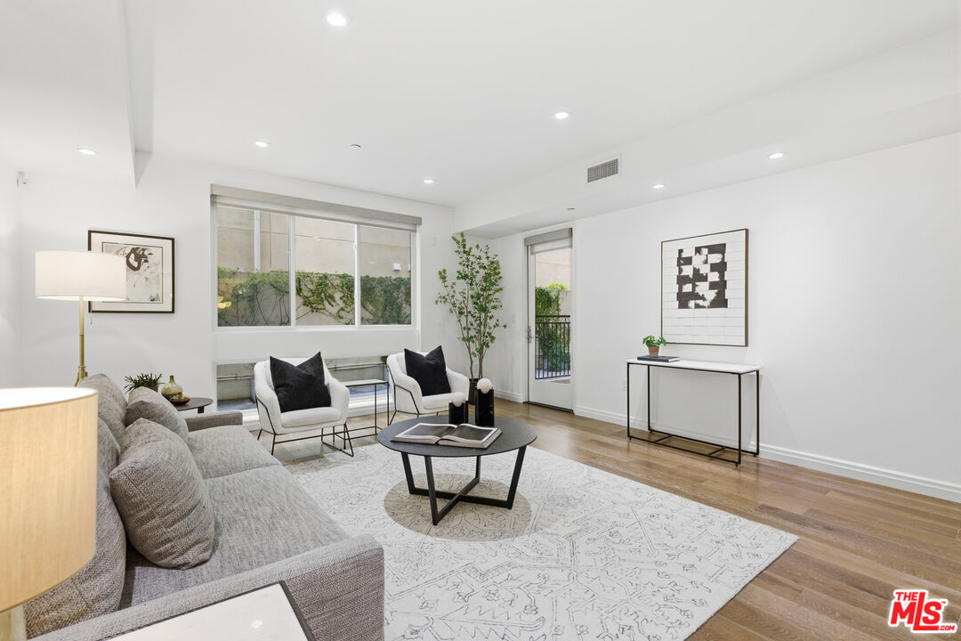 441 S Barrington Ave Unit: 105
