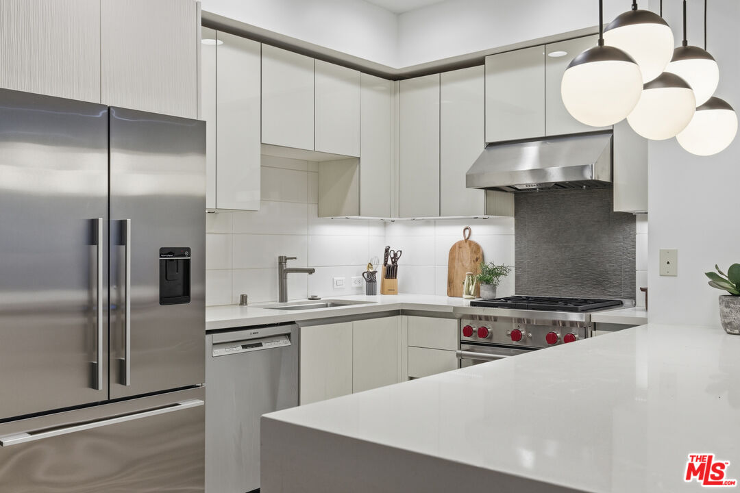 441 S Barrington Ave Unit: 105