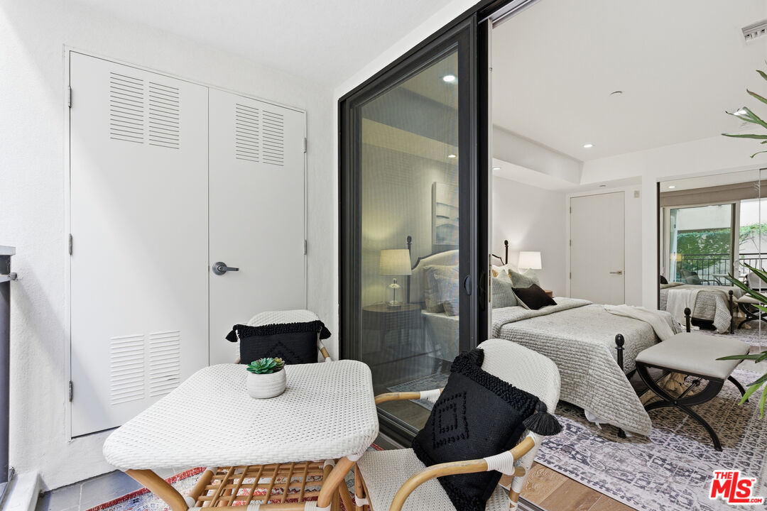 441 S Barrington Ave Unit: 105