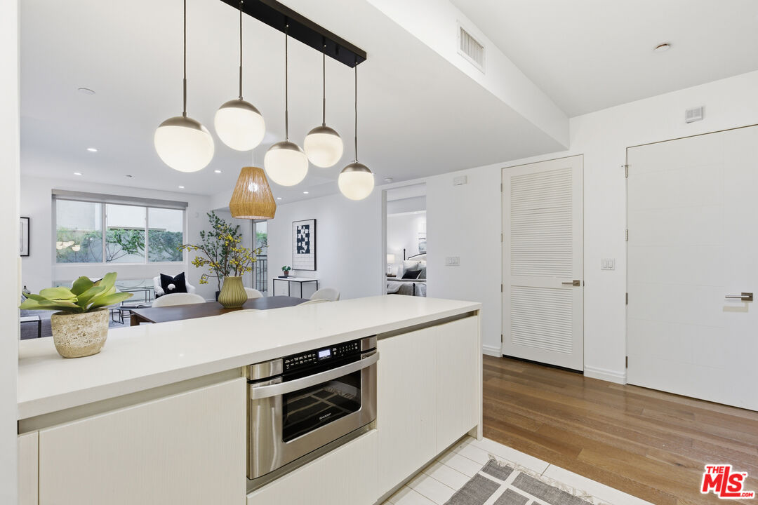 441 S Barrington Ave Unit: 105