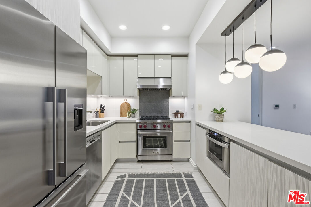 441 S Barrington Ave Unit: 105