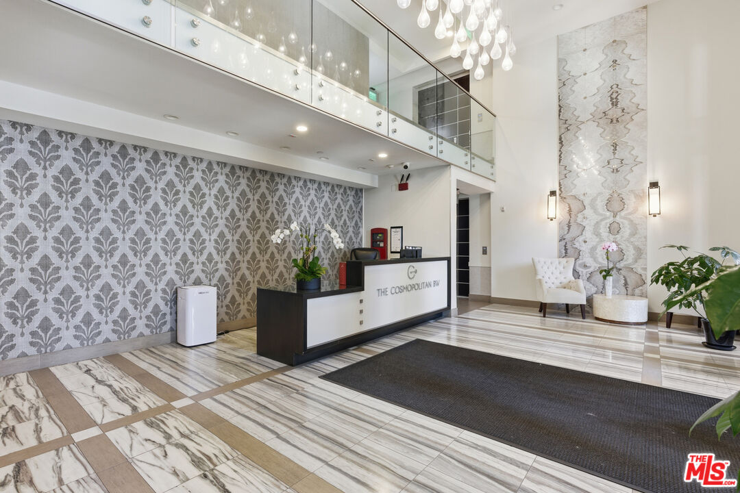 441 S Barrington Ave Unit: 105