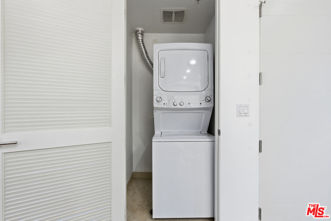 441 S Barrington Ave Unit: 105