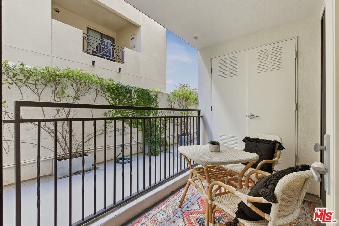 441 S Barrington Ave Unit: 105
