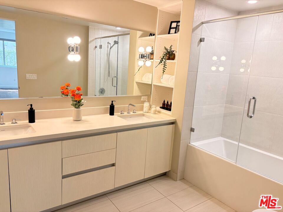 441 S Barrington Ave Unit: 105