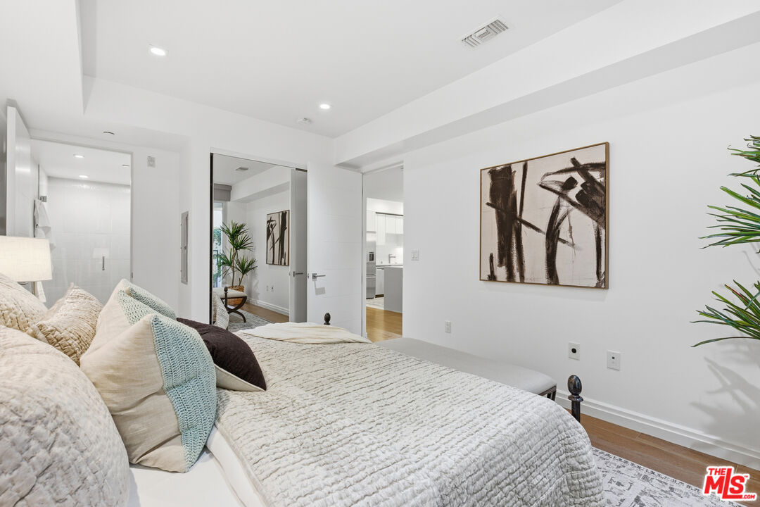 441 S Barrington Ave Unit: 105