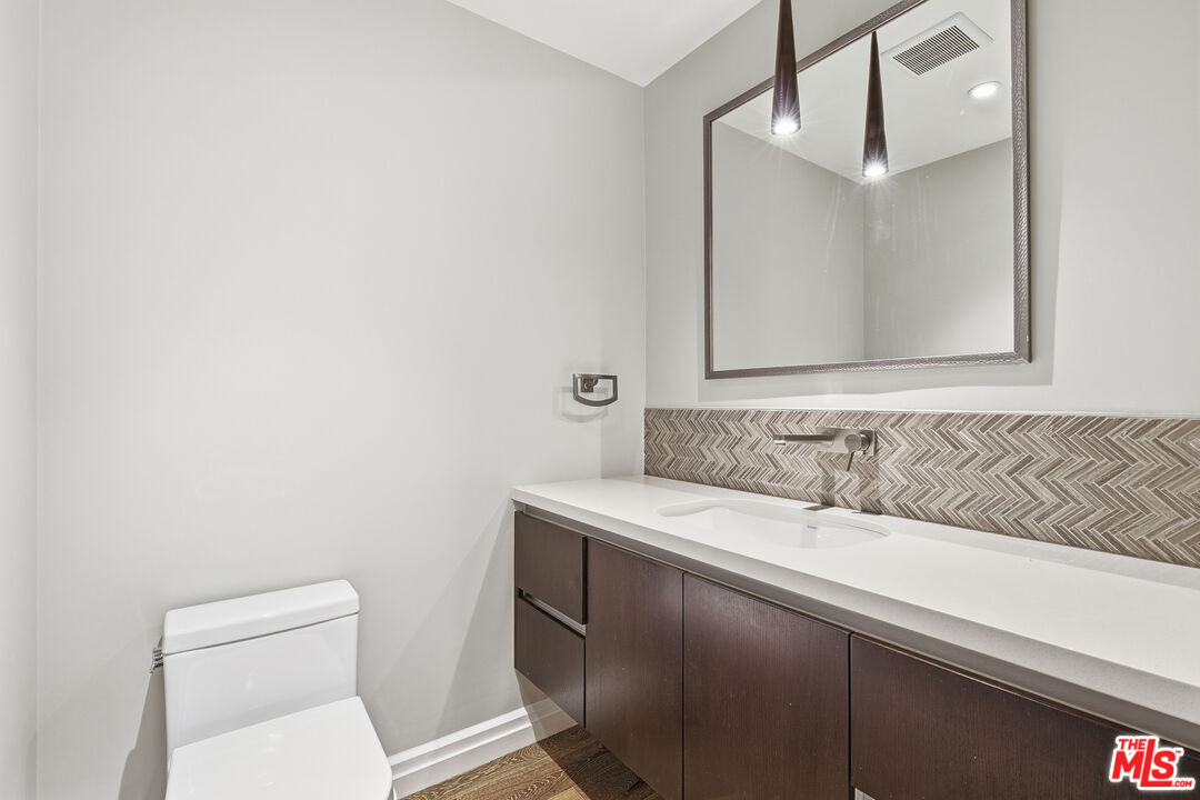 441 S Barrington Ave Unit: 105
