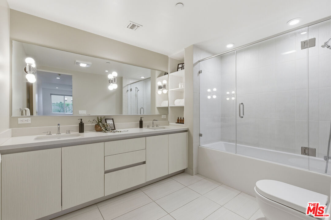 441 S Barrington Ave Unit: 105