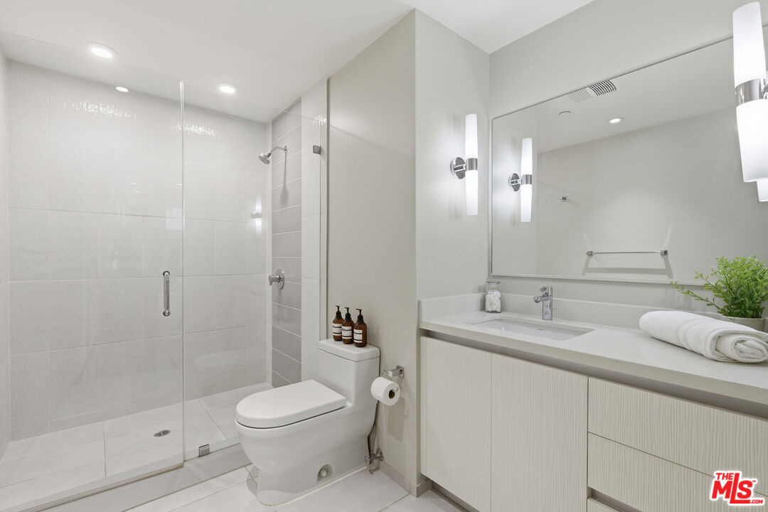 441 S Barrington Ave Unit: 105