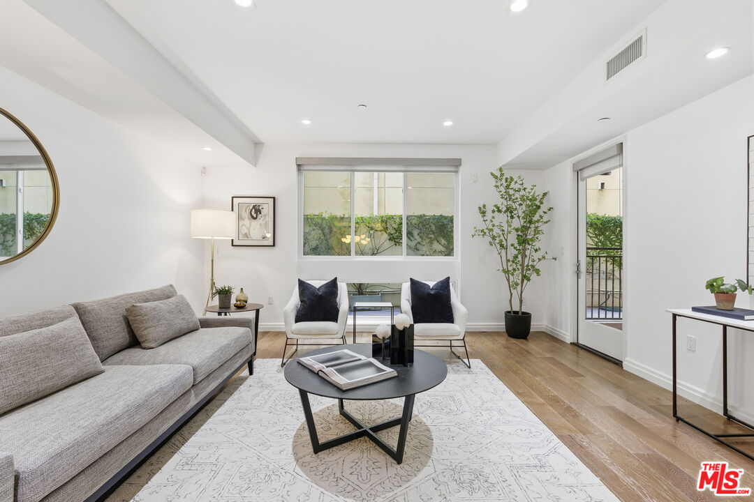 441 S Barrington Ave Unit: 105
