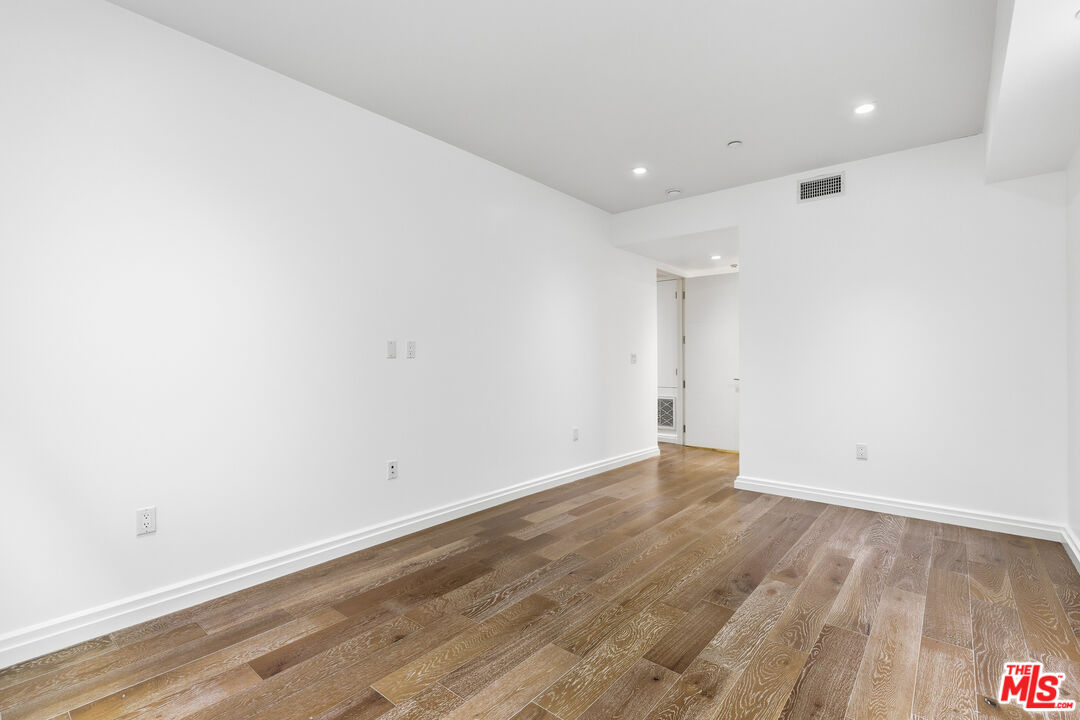 441 S Barrington Ave Unit: 105
