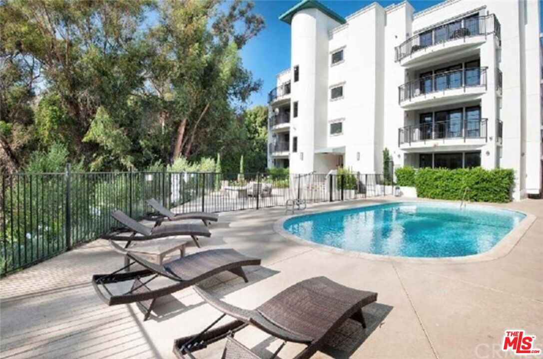 441 S Barrington Ave Unit: 105