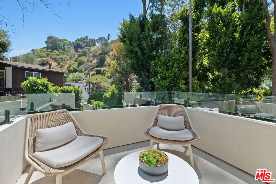 1712 N Beverly Glen Blvd