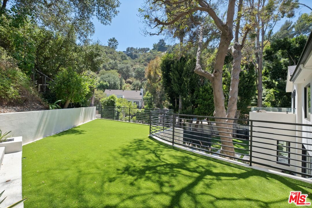 1712 N Beverly Glen Blvd