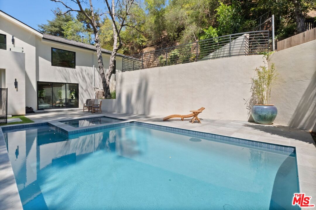 1712 N Beverly Glen Blvd