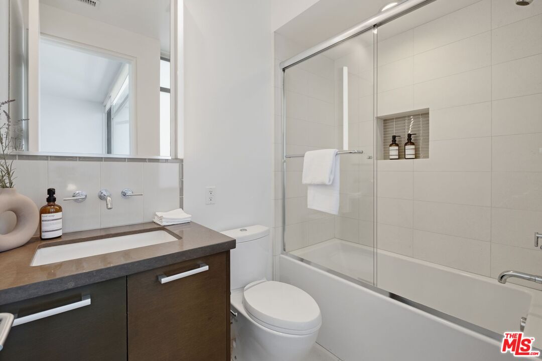 853 21st St Unit: 104