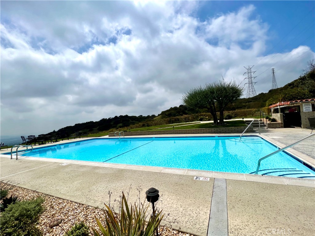 888 W Highpoint Drive