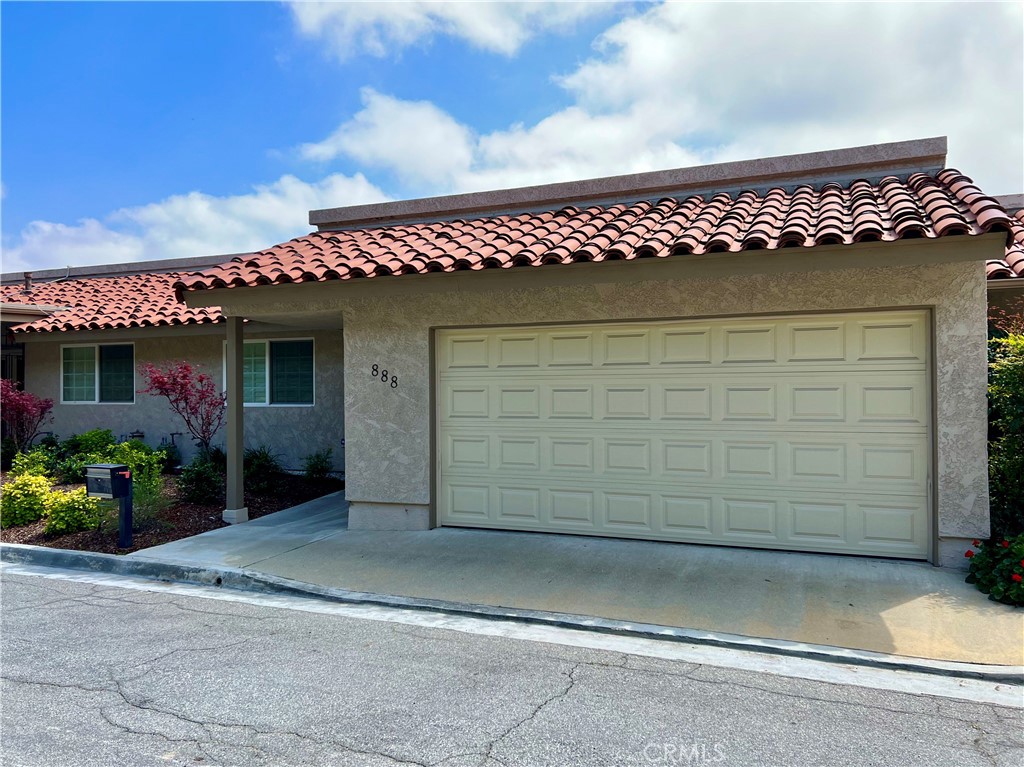 888 W Highpoint Drive