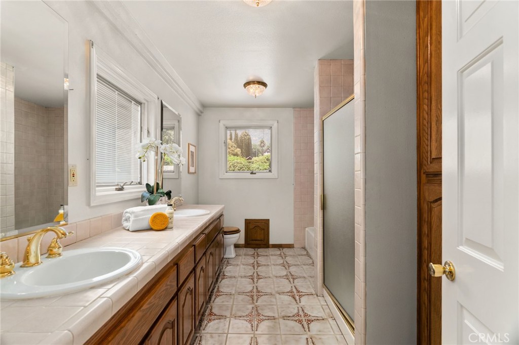 2453 N San Antonio Avenue