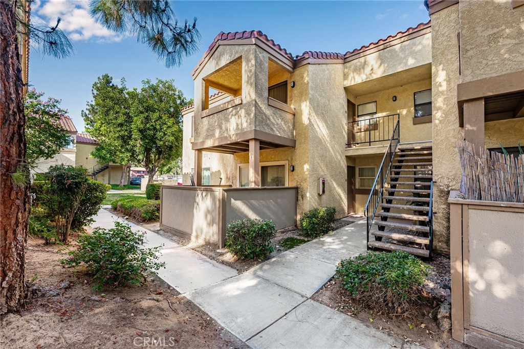 1142 W Blaine Street 202