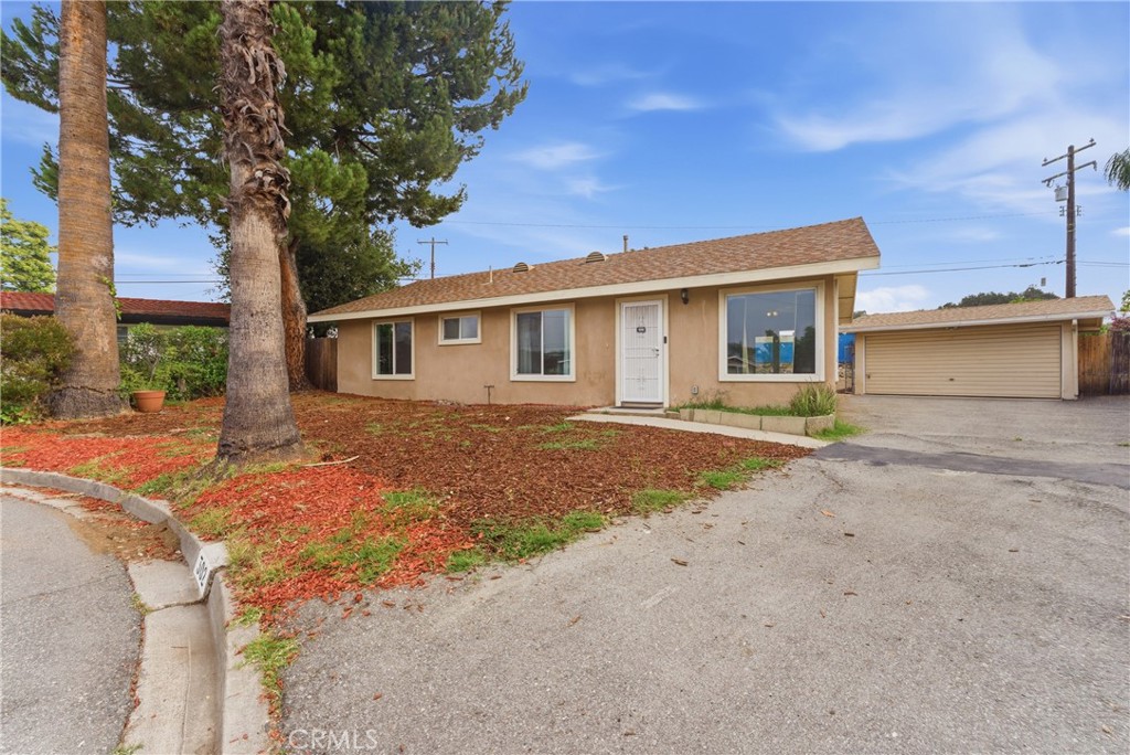 302 S Treanor