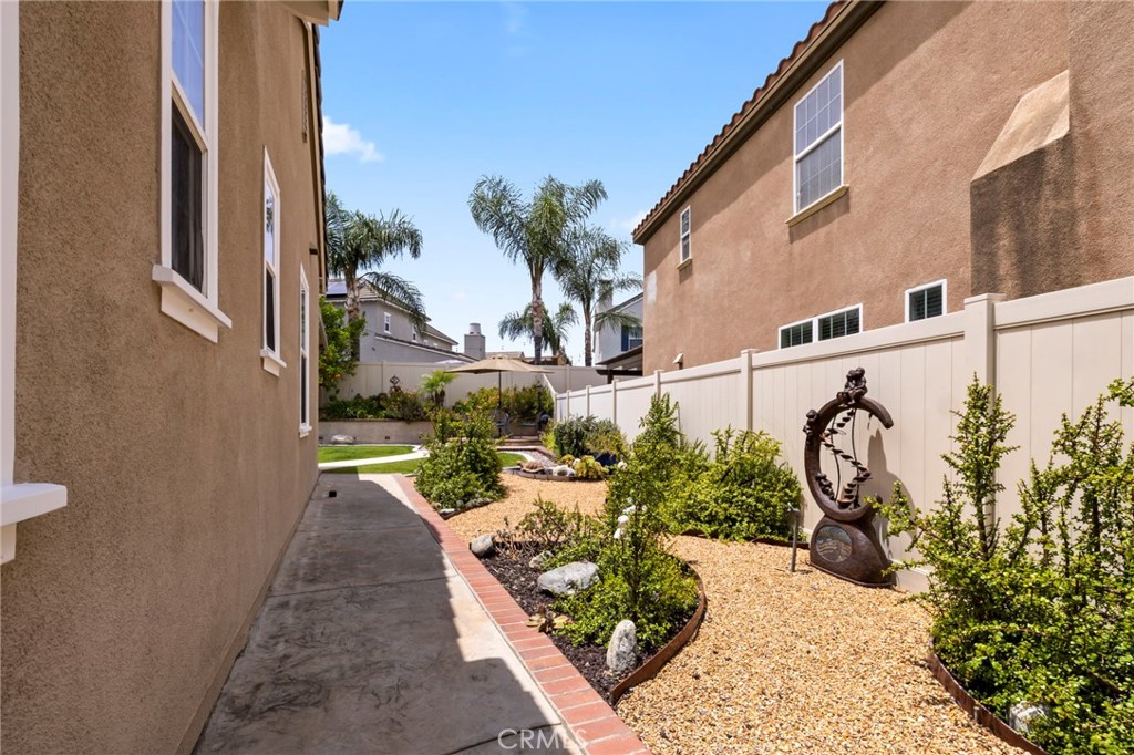 1705 Arthur Loop W