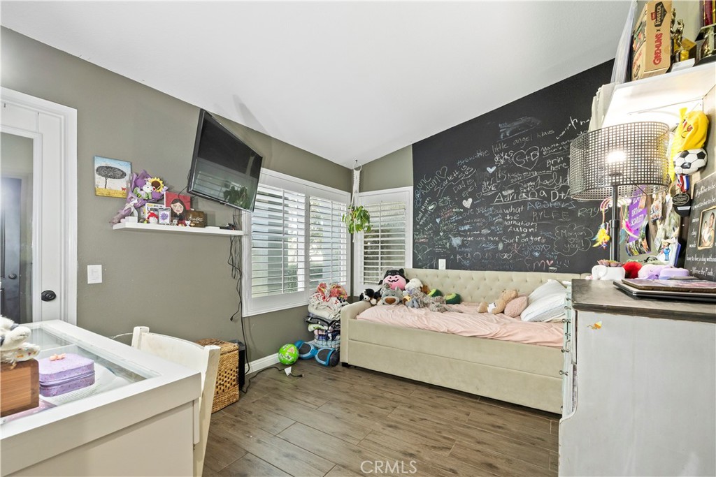 3906 N Flame Tree