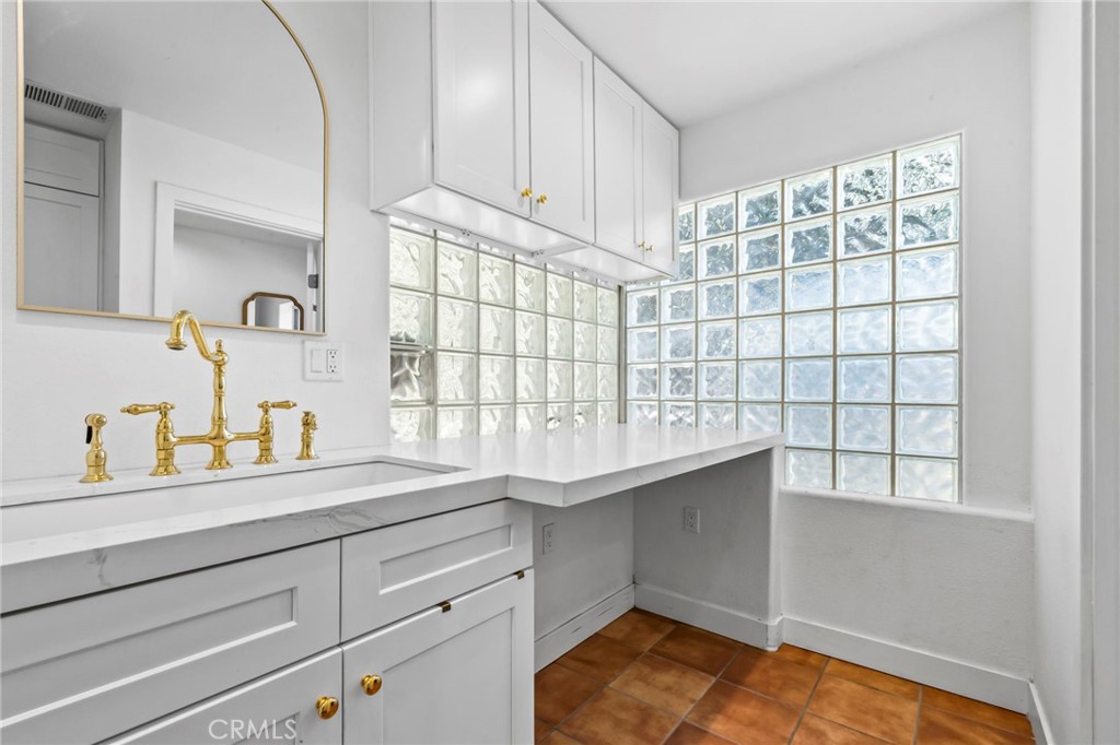 221 W Tennyson Street