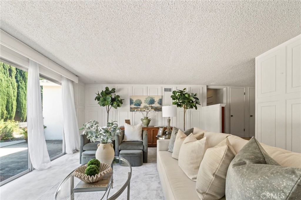 2306 La Sierra Way