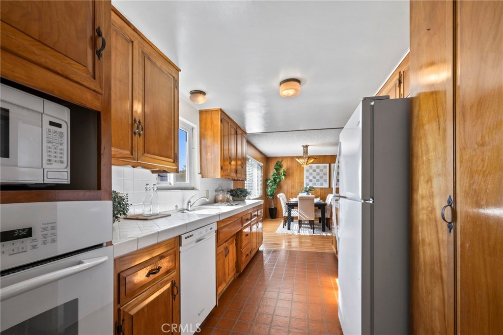 2306 La Sierra Way