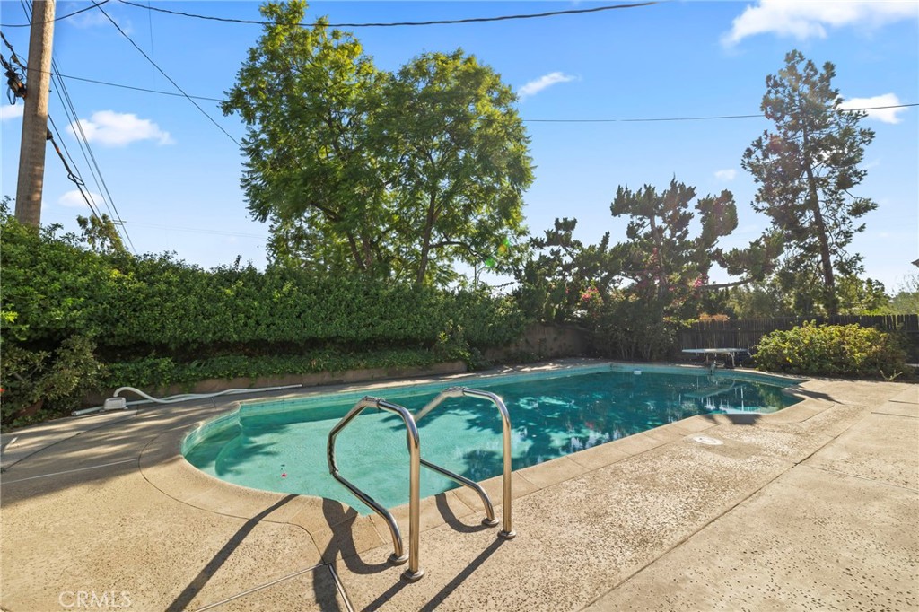 2306 La Sierra Way