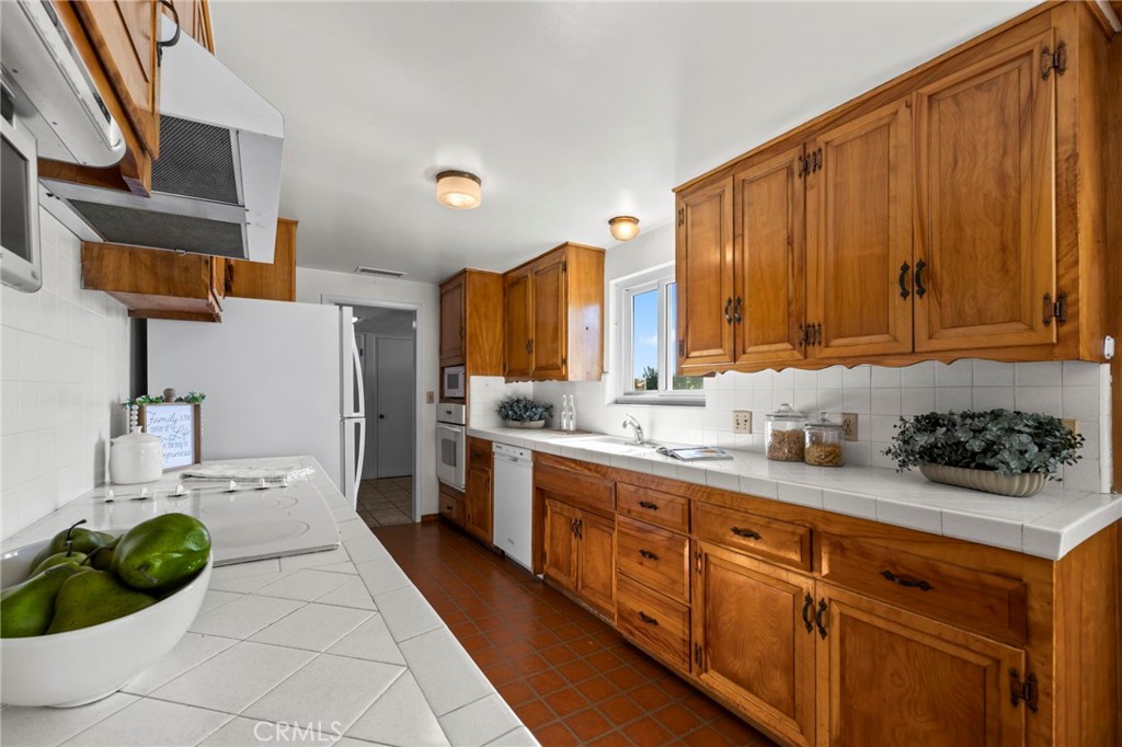 2306 La Sierra Way