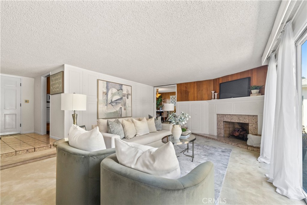 2306 La Sierra Way