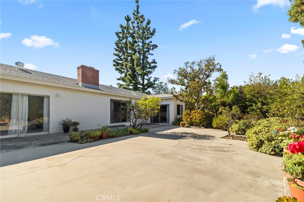 2306 La Sierra Way