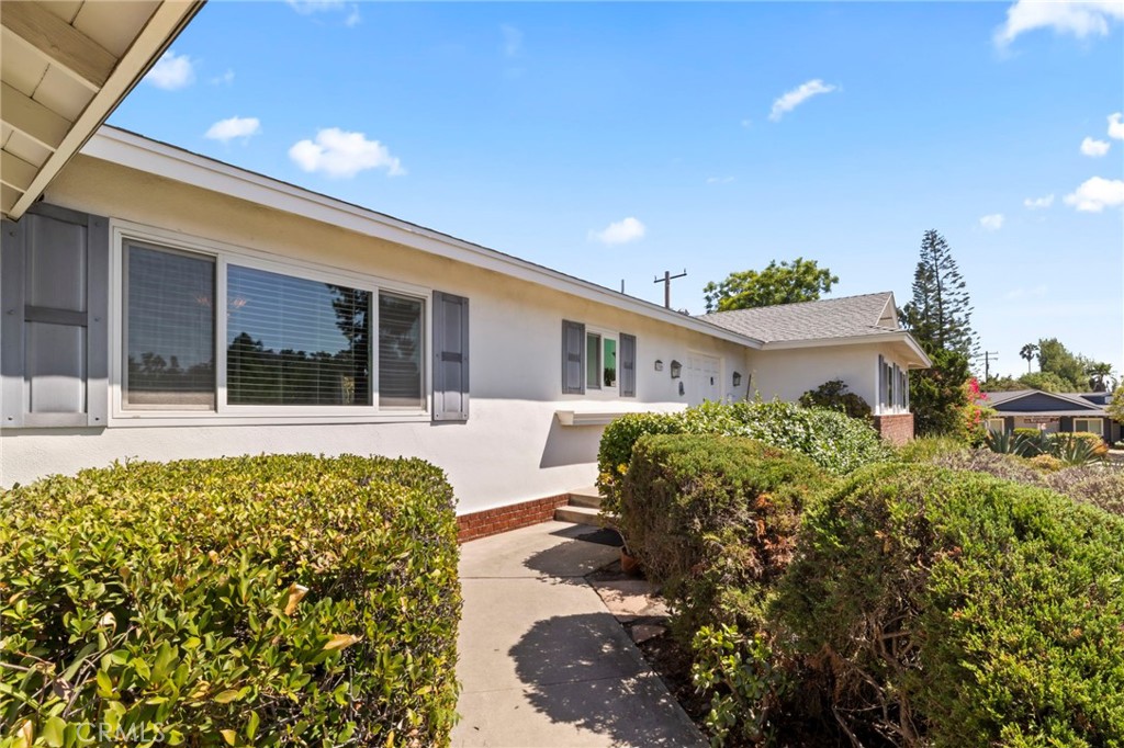 2306 La Sierra Way