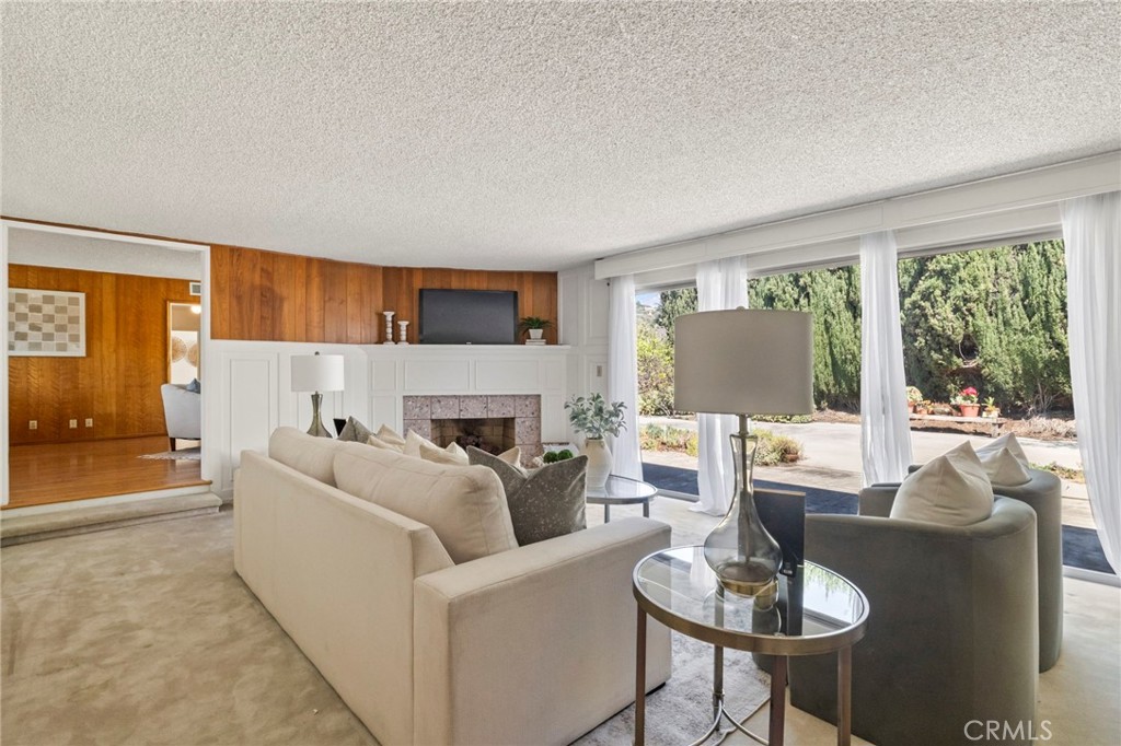 2306 La Sierra Way