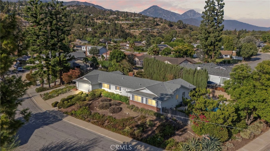 2306 La Sierra Way