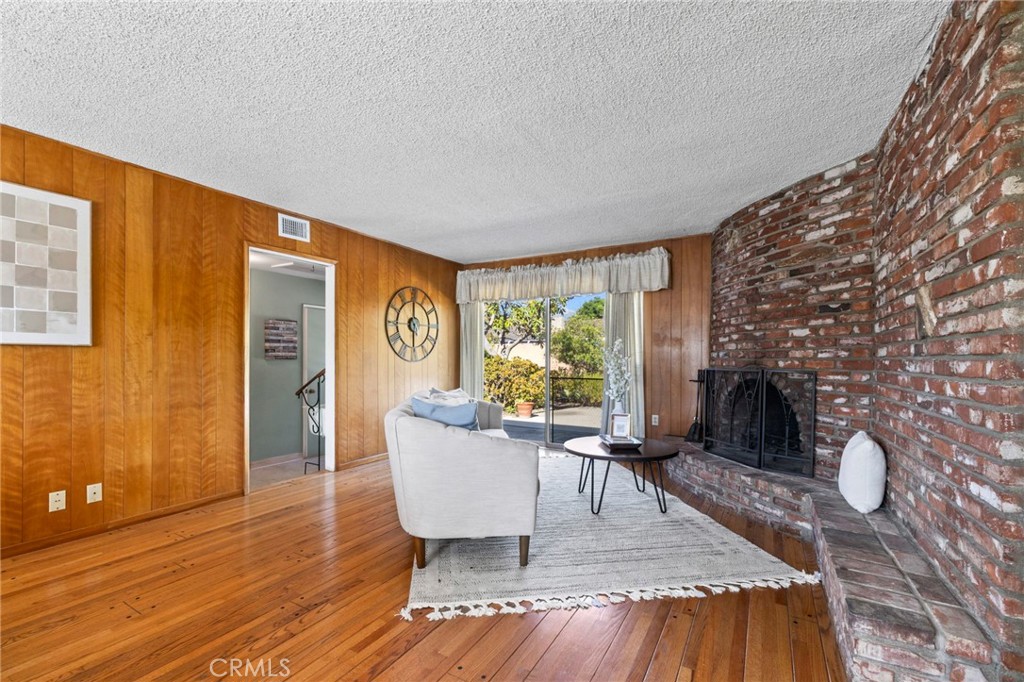 2306 La Sierra Way