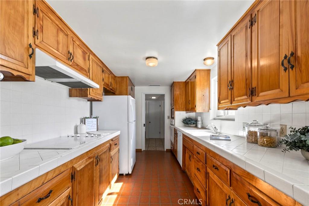 2306 La Sierra Way